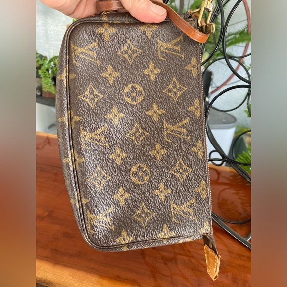 Authentic Louis Vuitton Monogram Pochette - Picture 7 of 9